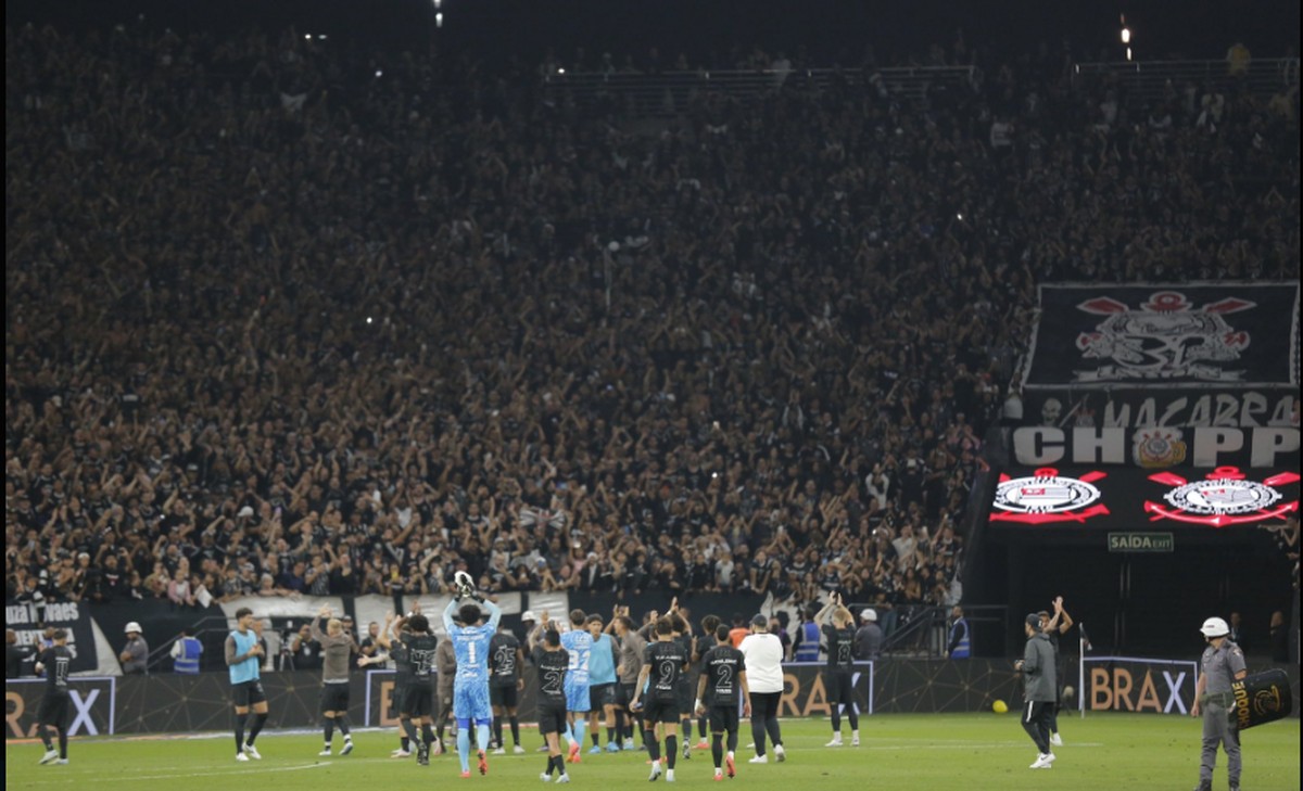Corinthians vence o Athletico Paranaense e deixa a zona de rebaixamento | Esporte