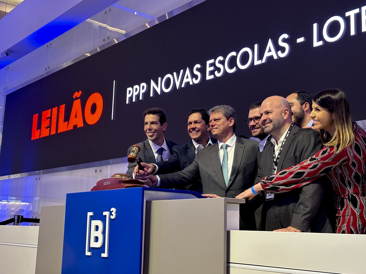 Governo de SP leiloa primeiro lote de construção de escolas; professores e estudantes protestam | São Paulo