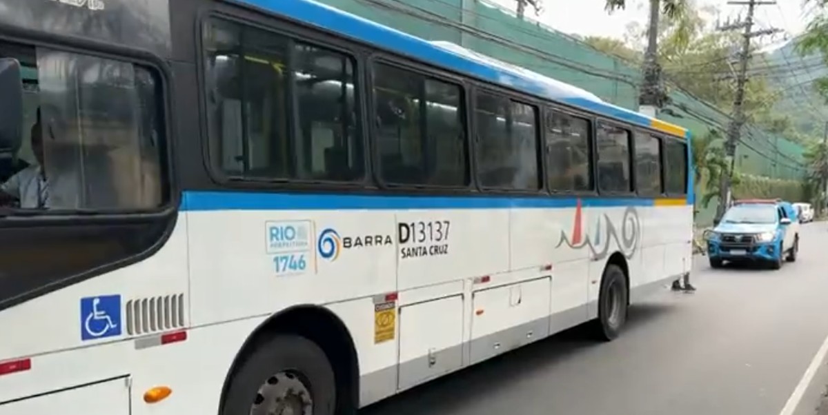 Ônibus circulam com escolta na Estrada do Itanhangá, Zona Oeste do Rio | Rio de Janeiro