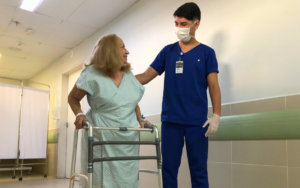 Hospital Regional do Sertão Central promove atendimento e recuperação mais rápida a idosos com fraturas por quedas
