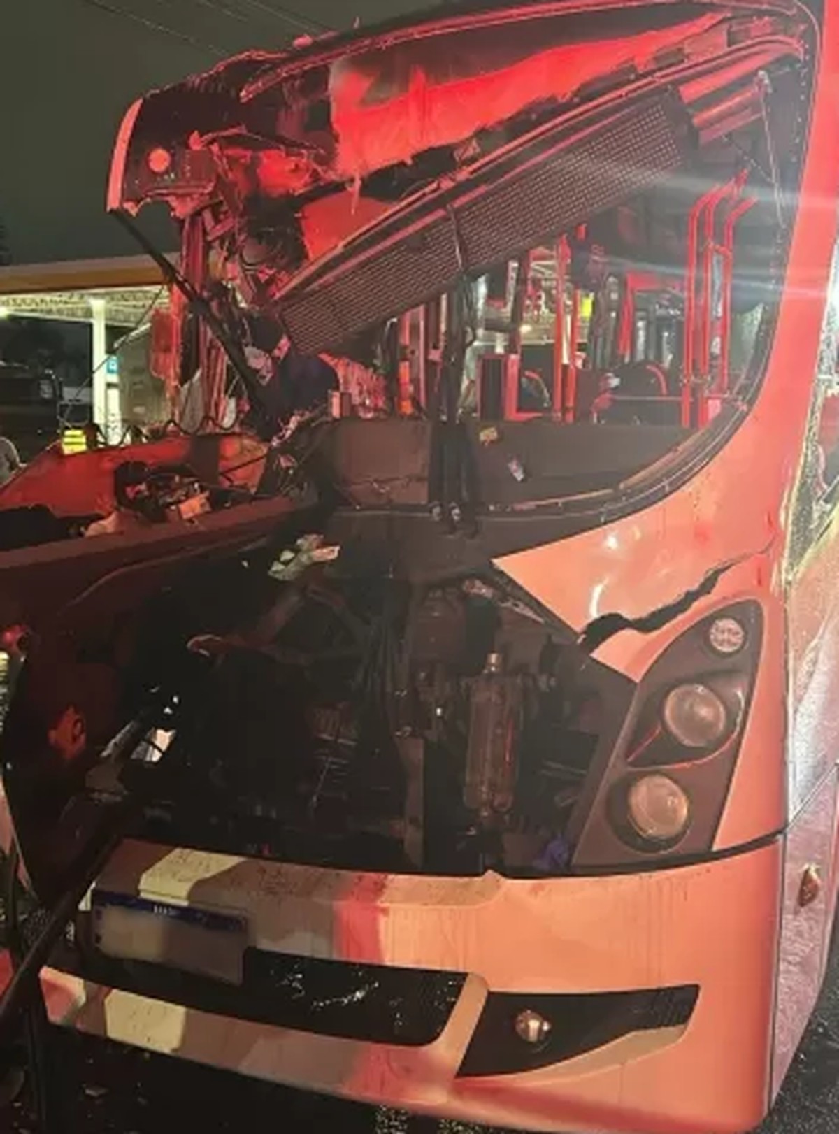 Acidente entre ônibus e micro-ônibus deixa 32 feridos na Dutra; três estão em estado gravíssimo