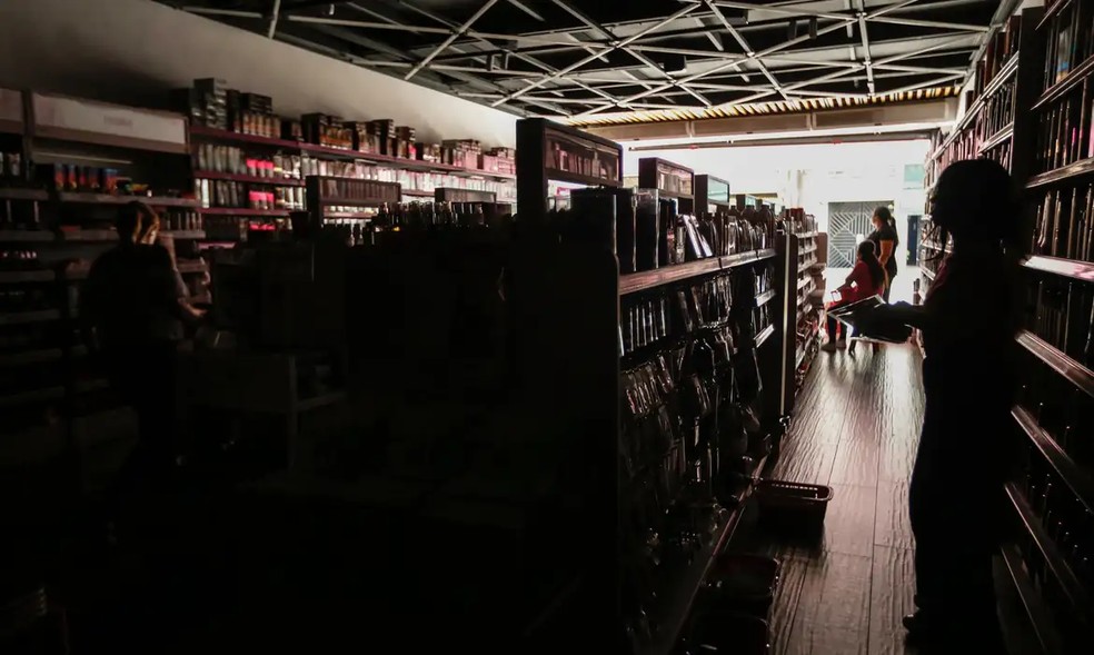 SP tem ruas com postes sem luz e bares com retomada lenta uma semana após temporal | Brasil