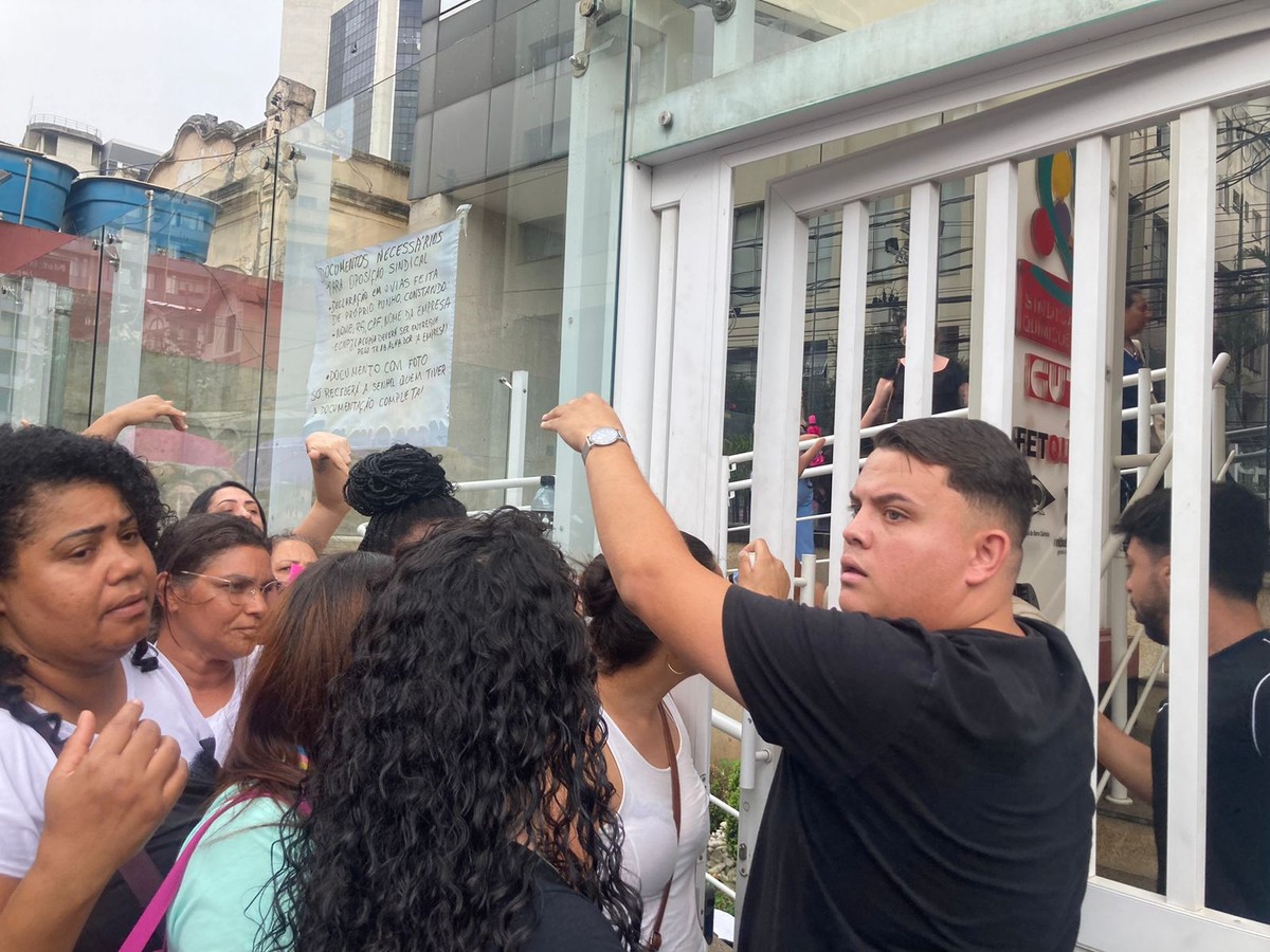 Tentativa de profissionais da educação em cancelar contribuição sindical gera tumulto em São Paulo; veja vídeos | São Paulo
