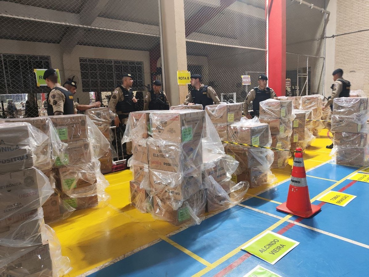Chuva em BH: urnas chegam a locais de votação embaladas em sacos plásticos | Eleições 2024