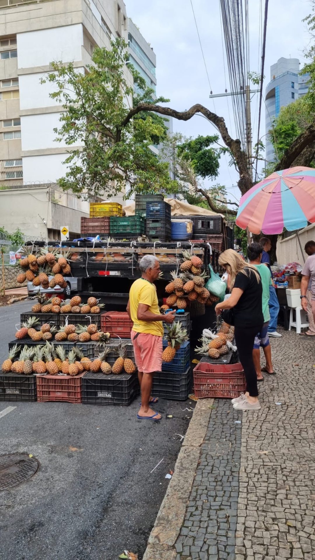 Abacaxi, chiclete e bala: ambulantes aproveitam movimentação e lucram neste domingo de eleição em BH | Eleições 2024
