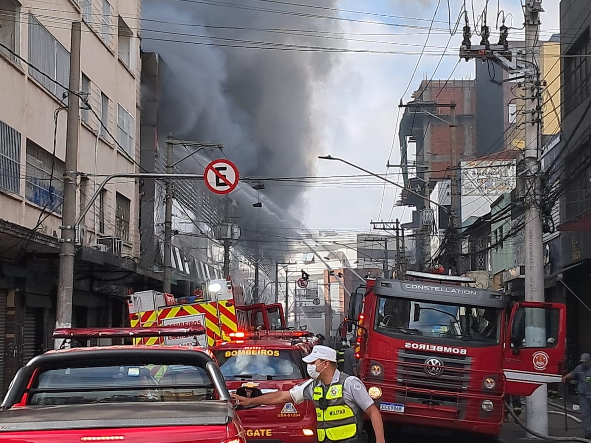 Alguns comerciantes retiraram mercadorias de shopping que pegou fogo um dia antes para fugir de fiscalização