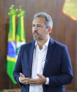 Governador Elmano de Freitas testa positivo para a COVID-19