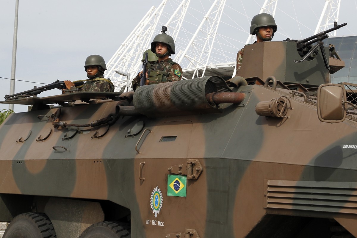 Governo tenta reduzir insatisfações de militares sobre início da validade de medidas de corte de gastos | Política