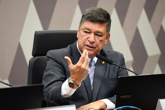 Big techs tentarão mudar PL na Câmara, diz senador