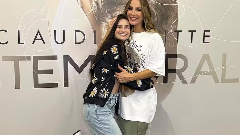 Claudia Leitte lamenta morte de ex-bailarina: 'Uma menina de 21 anos' - Zoeira