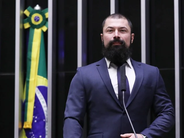 Deputado da 'bancada da bala' é expulso de clube de tiro após tentar ensinar crianças a atirar