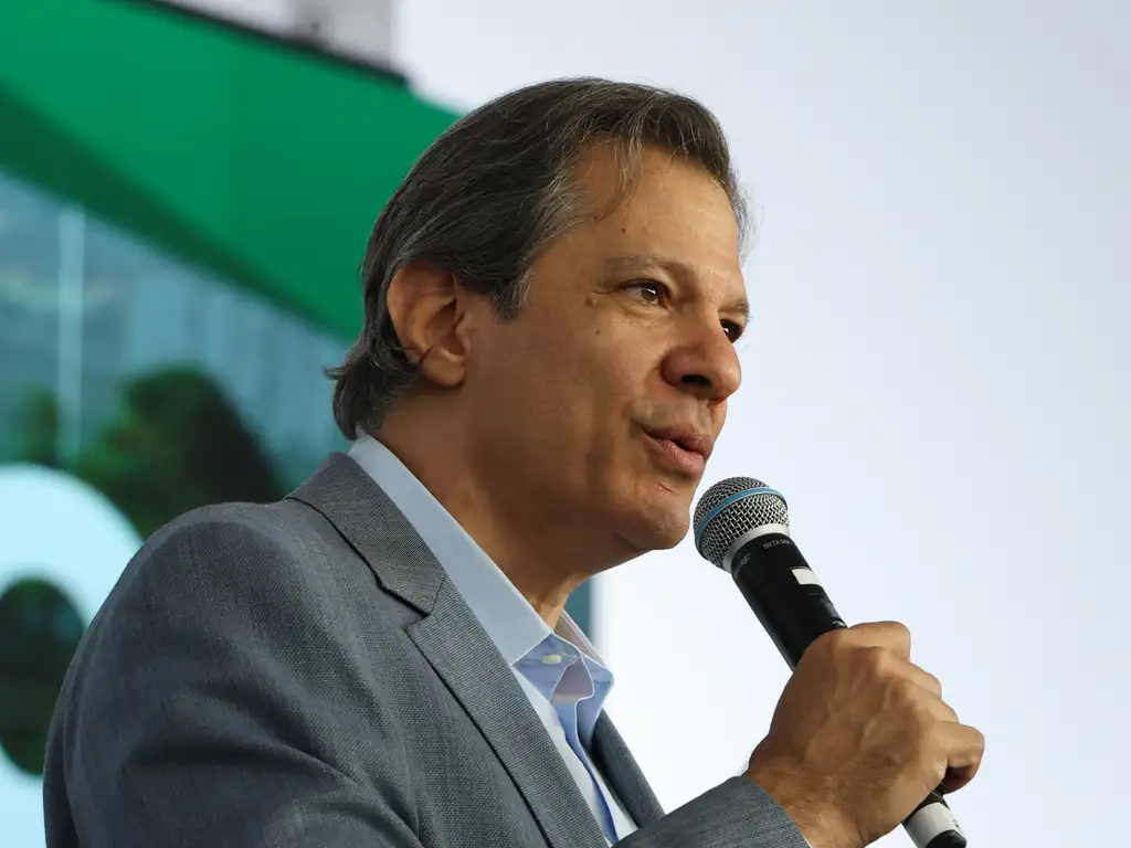 Deputados que querem reduzir salário mínimo votaram contra taxar fortunas