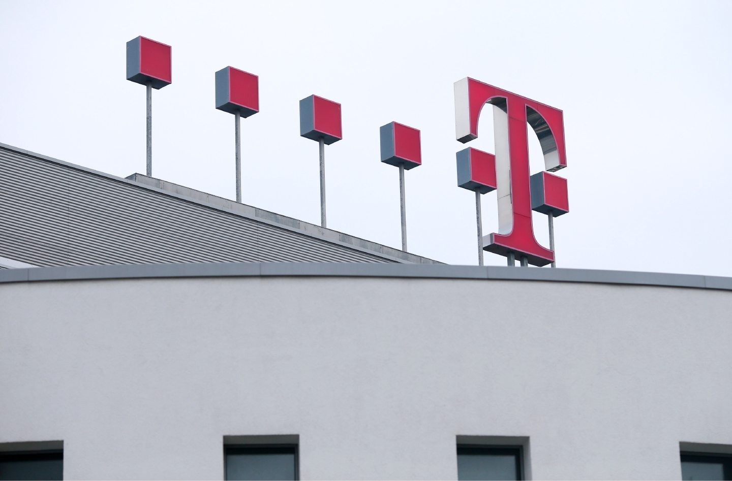 Deutsche Telekom tem lucro 54% maior no 3º tri e eleva projeções