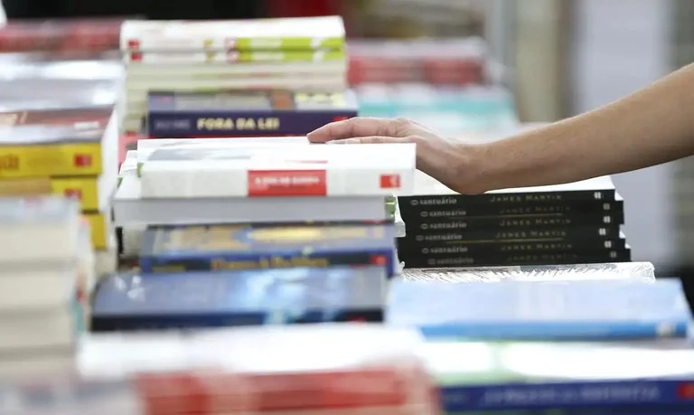 Dino determina recolhimento de livros homofóbicos e discriminatórios
