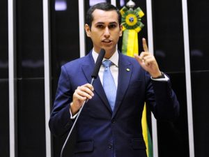 Domingos Neto assina PEC pelo fim da jornada de trabalho 6×1
