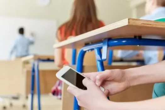 Educadores e médicos celebram aprovação do banimento do celular em escolas de SP