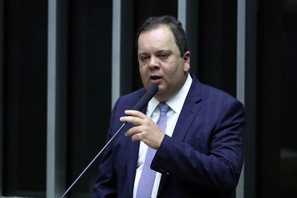 Elmar Nascimento retira candidatura para presidência da Câmara e declara apoio a Hugo Motta