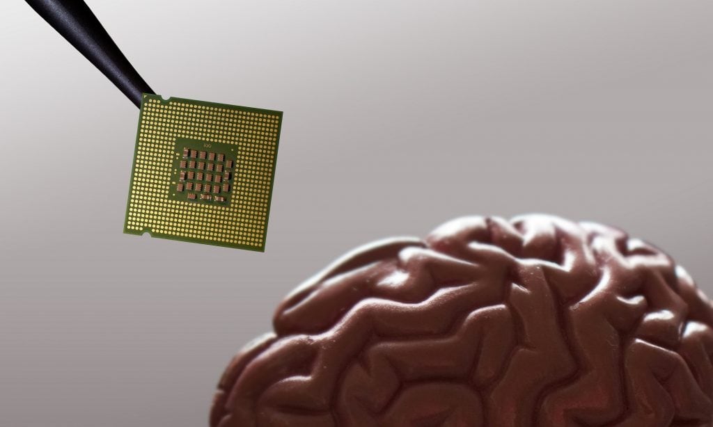 Elon Musk sugere chips cerebrais para alívio de dores