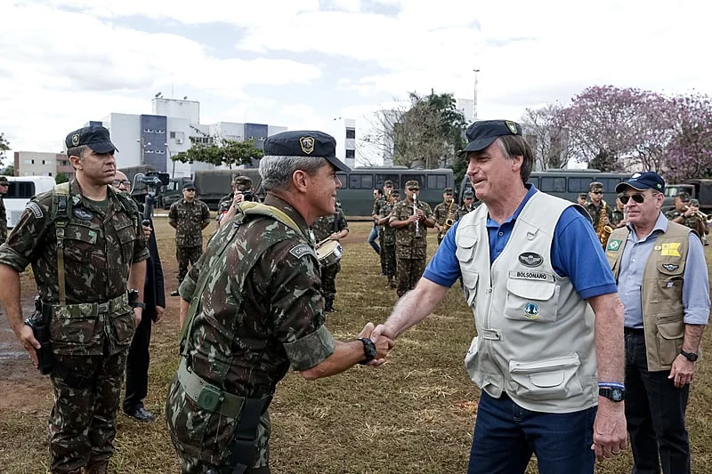 Flávio Bolsonaro afirma que 'pensar' em matar 'não é crime' sobre plano golpista
