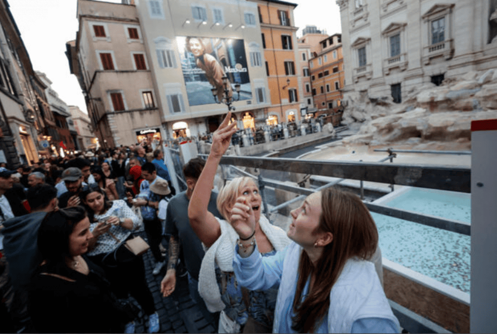 Fontana di Trevi vira piscina e reforma frustra turistas