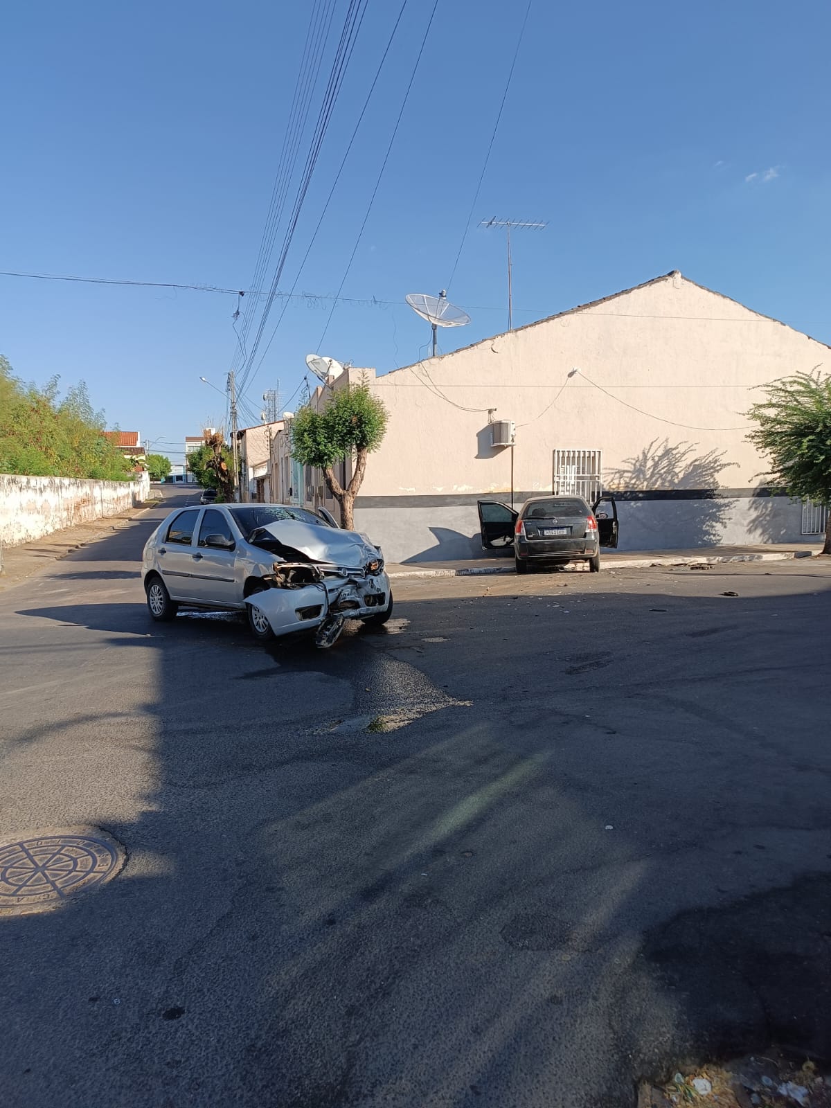 COLISÃO ENTRE DOIS CARROS DEIXA PESSOAS FERIDAS EM CRATEÚS – Blog Tony Sales