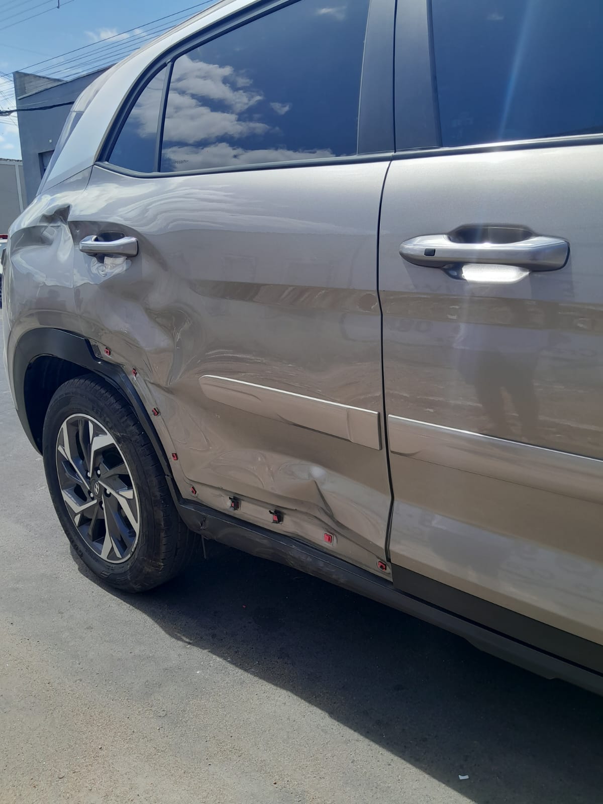 COLISÃO ENTRE CARRO E MOTOCICLETA NO CENTRO DE CRATEUS – Blog Tony Sales