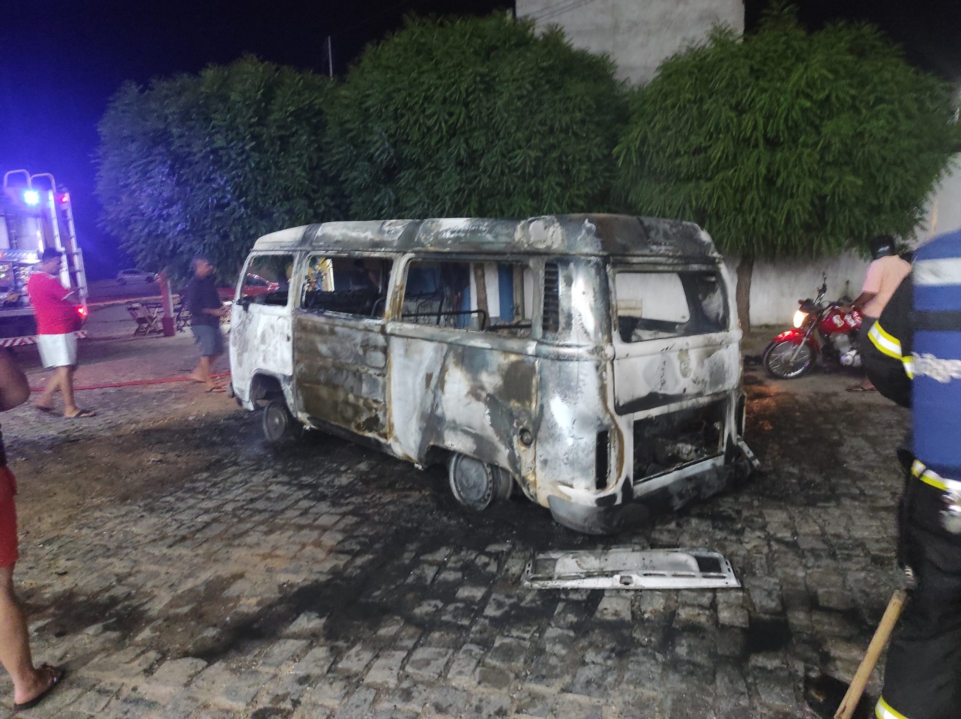 Incêndio em veículo na cidade de Crateus – Blog Tony Sales