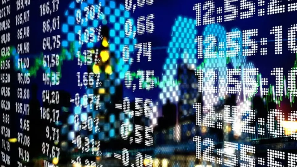 Ibovespa fecha com alta de 0,85% e dólar bate os R$ 6 pela 1ª vez na história
