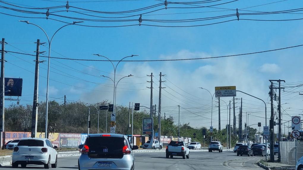 Incêndio atinge vegetação nas proximidades da Arena Castelão neste sábado (9) - Ceará