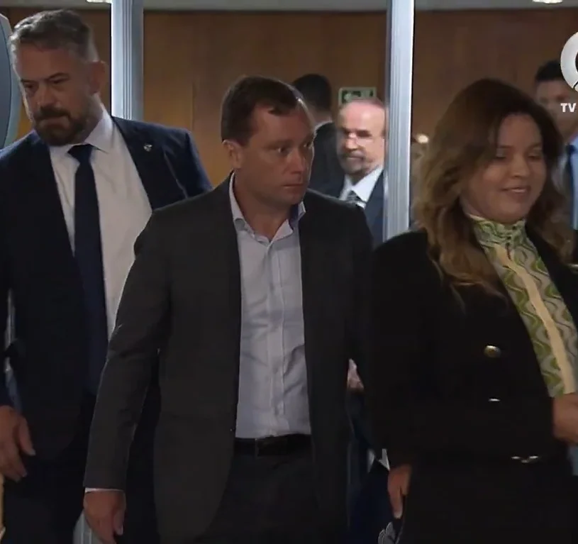 Mauro Cid disse no STF que Bolsonaro 'comandava' organização do golpe, diz advogado