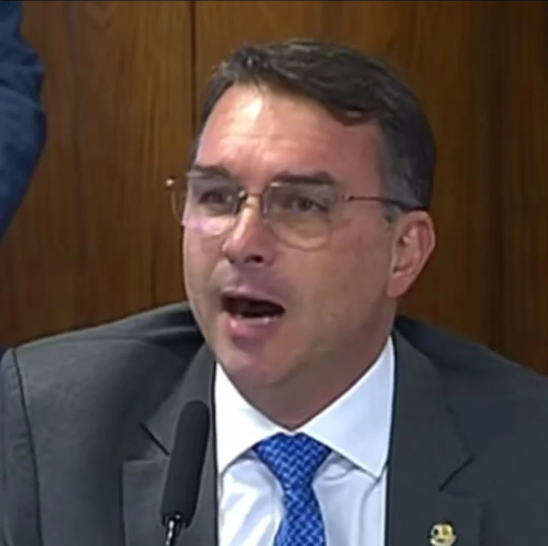 Medo da PF levou Flávio Bolsonaro a rasgar a fantasia de 'moderado'