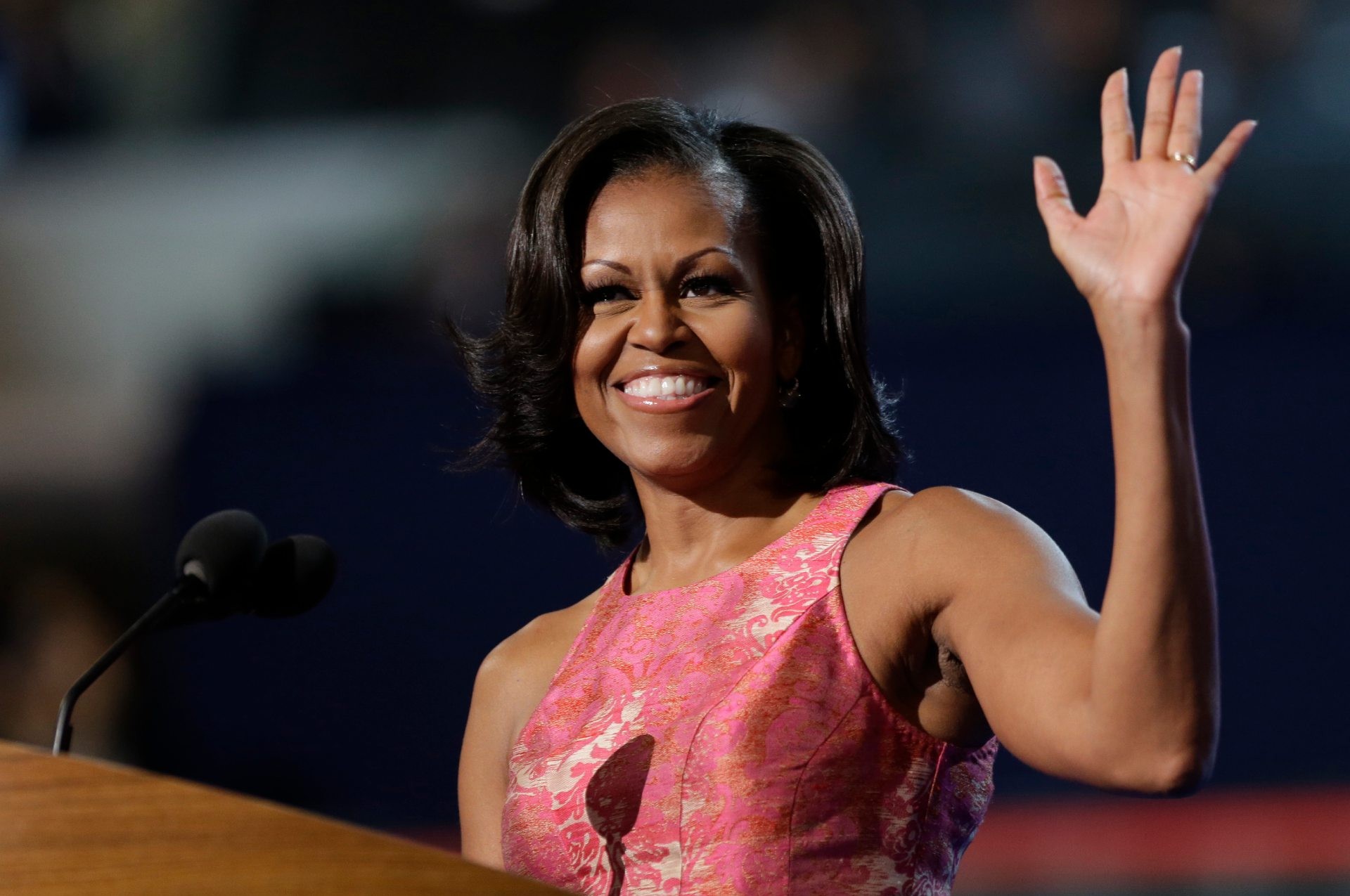 Michelle Obama diz que a eleição é sobre quem pertence à América