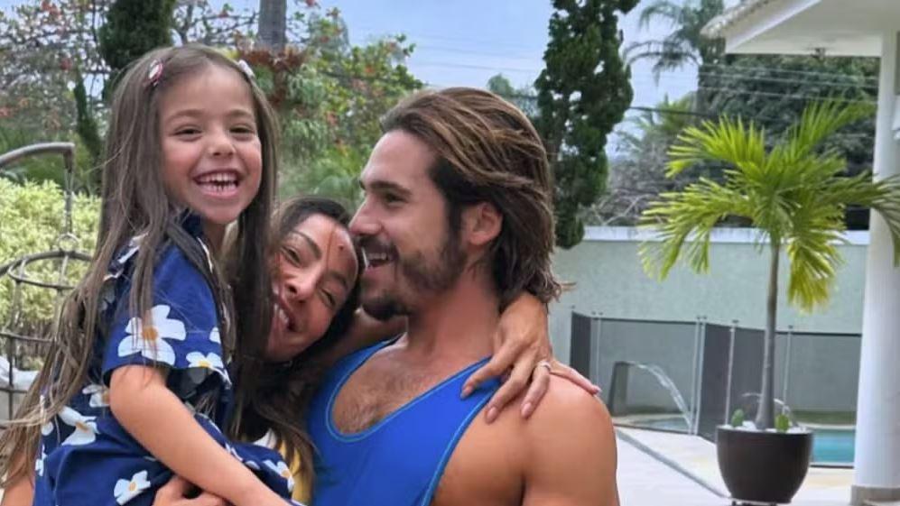 Nicolas Prattes manda flores e chocolates no aniversário de 6 anos de Zoe - Zoeira