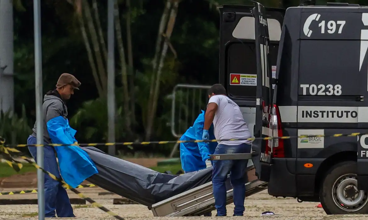 PM-DF desativa ao menos 8 artefatos explosivos na praça dos Três Poderes