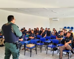 Quixadá: Polícia Militar promove palestra sobre segurança pública para jovens do Programa Primeiro Passo