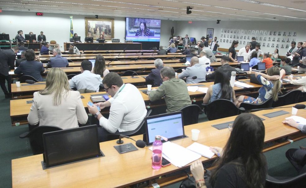 Pedido de vista na CCJ adia análise de PEC que proíbe aborto legal no país | Política