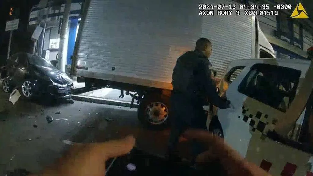 Policiais disputam racha e batem viatura em SP; veja o vídeo