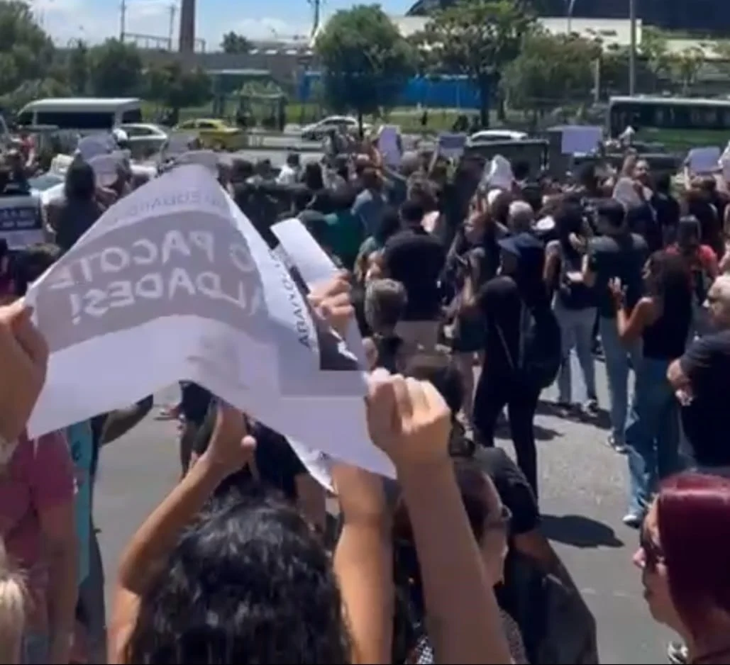 Professores decretam greve e realizam manifestam no Rio