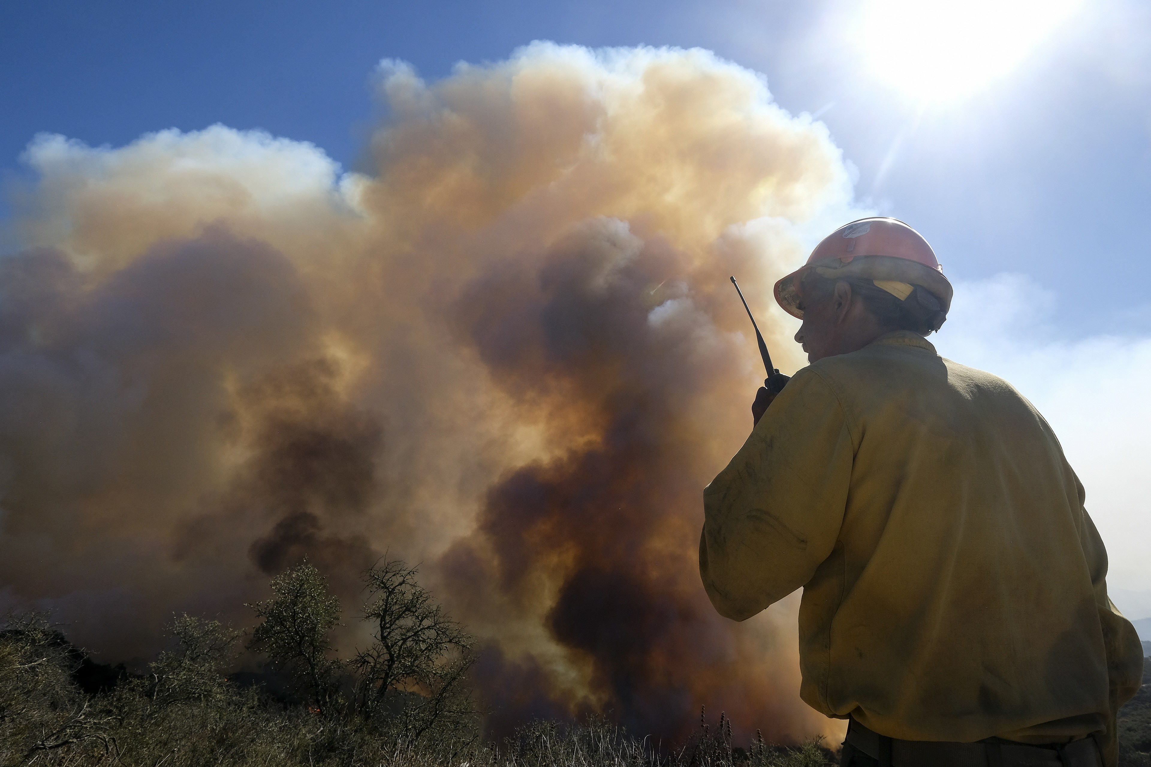 Seca e altas temperaturas nos EUA provocam incêndios em Los Angeles e Nova York