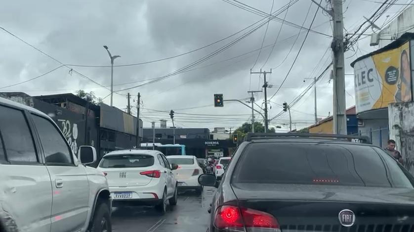 Semáforos sem funcionar dificultam trânsito na manhã desta segunda (18) em Fortaleza - Ceará