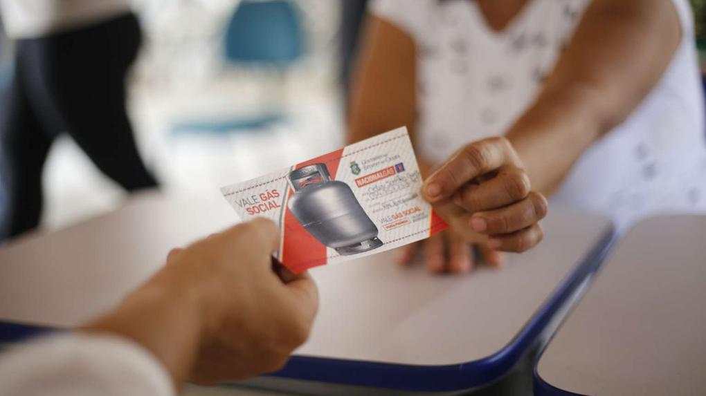 Vale Gás Social: Governo entrega último lote de 2024 com mais de 208 mil tíquetes - Ceará