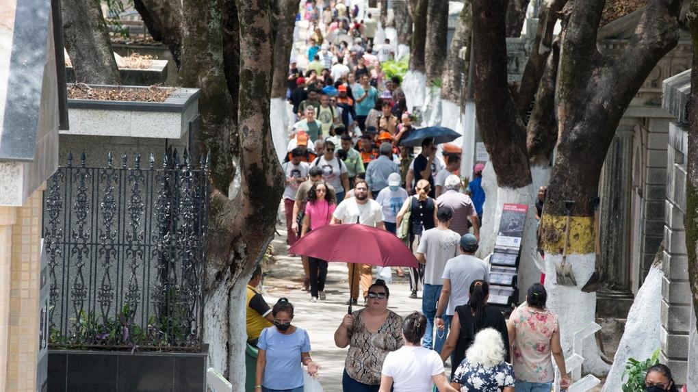 Veja imagens da movimentação em cemitérios no Dia de Finados em Fortaleza - Ceará