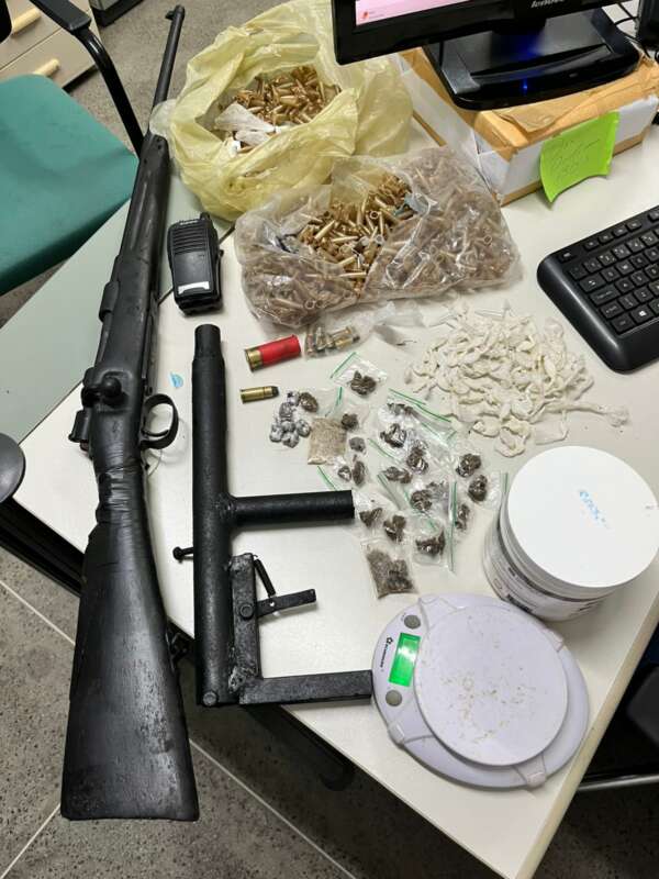 PMCE apreende duas armas e porções de drogas na Vila Peri, em Fortaleza