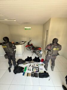 Três suspeitos são presos com armas, coletes balísticos e drogas em Morada Nova