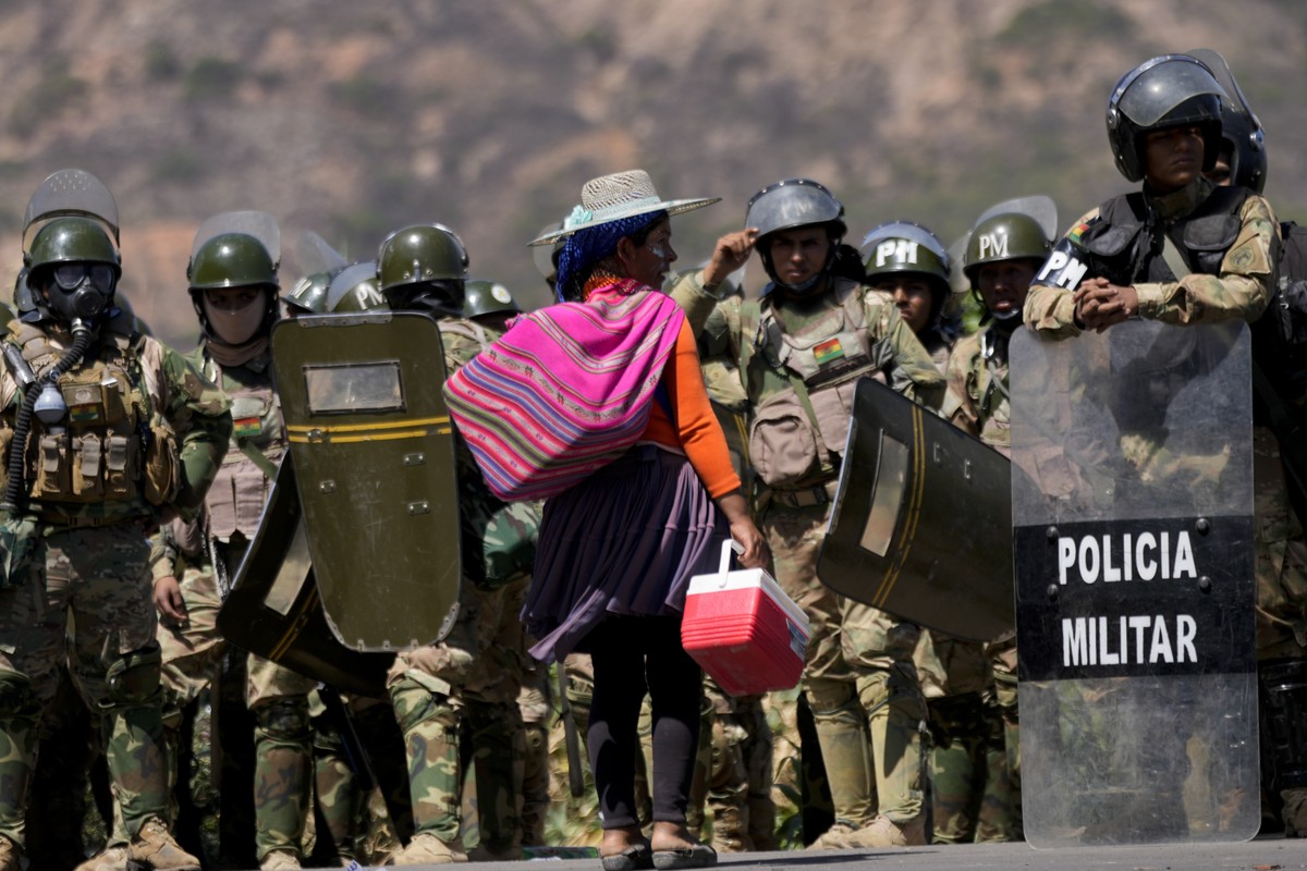 Apoiadores de Evo Morales detêm 200 soldados durante onda de protestos na Bolívia | Mundo