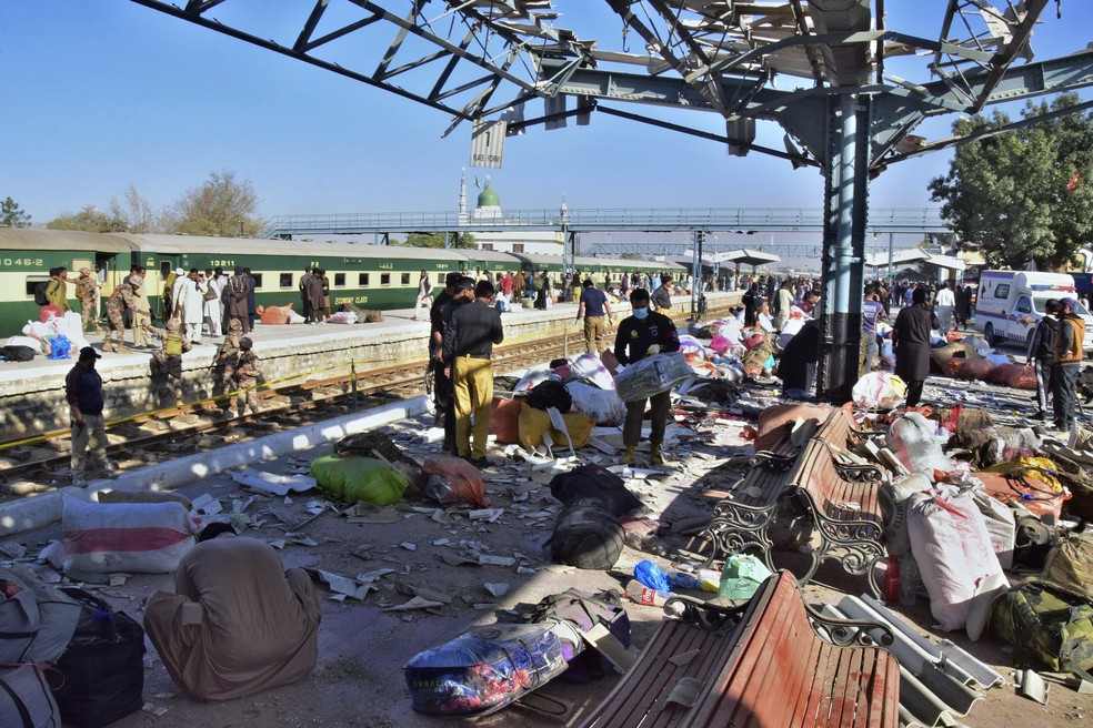 Ataque suicida em estação de trem no Paquistão deixa pelos menos 26 mortos e 62 feridos | Mundo