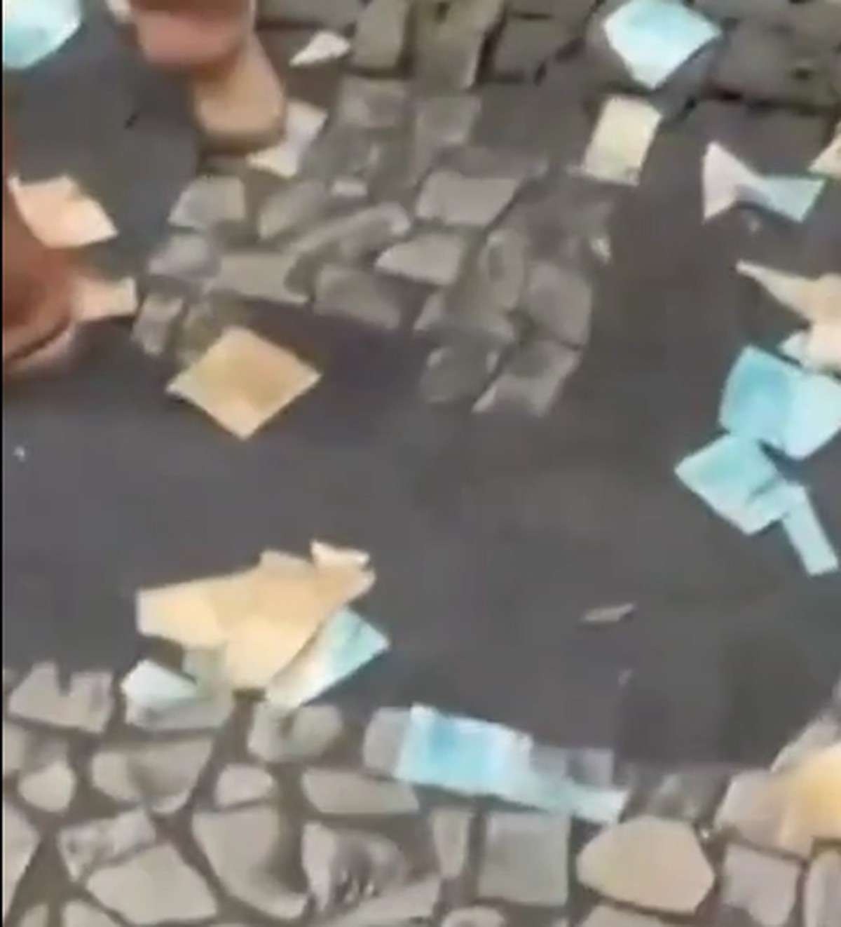 Homem joga dinheiro pela janela e causa tumulto em Niterói; veja vídeo