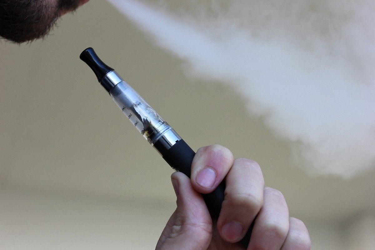 Nicotina no corpo de usuários de vapes pode ser seis vezes maior do que em quem consome 20 cigarros por dia, diz estudo | Saúde