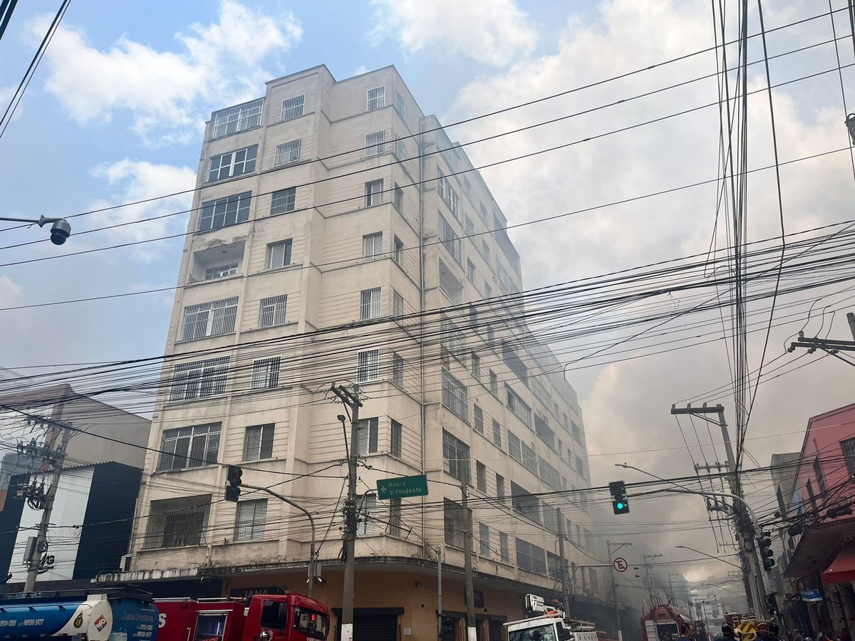 Uma semana após incêndio, shopping no Brás segue interditado e pode ser demolido