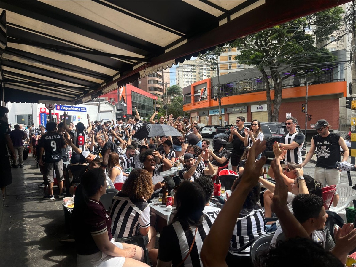 Torcedores lotam bares e fazem promessas para final da Libertadores entre Botafogo e Atlético-MG | Esporte